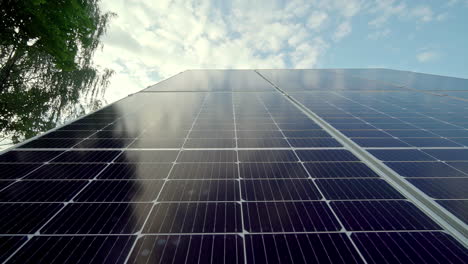 movimientos laterales a lo largo de paneles solares con un cielo azul parcialmente nublado en el fondo