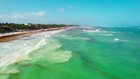 Imágenes-Aéreas-De-Drones-De-La-Costa-De-La-Playa-Caribeña-Tropical-Durante-La-Marea-Alta-En-Tulum,-México