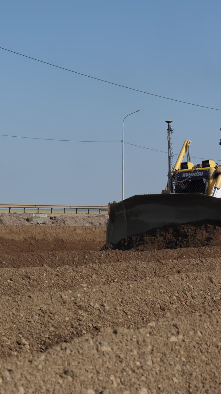 Bulldozer arbejder på vejbyggeri