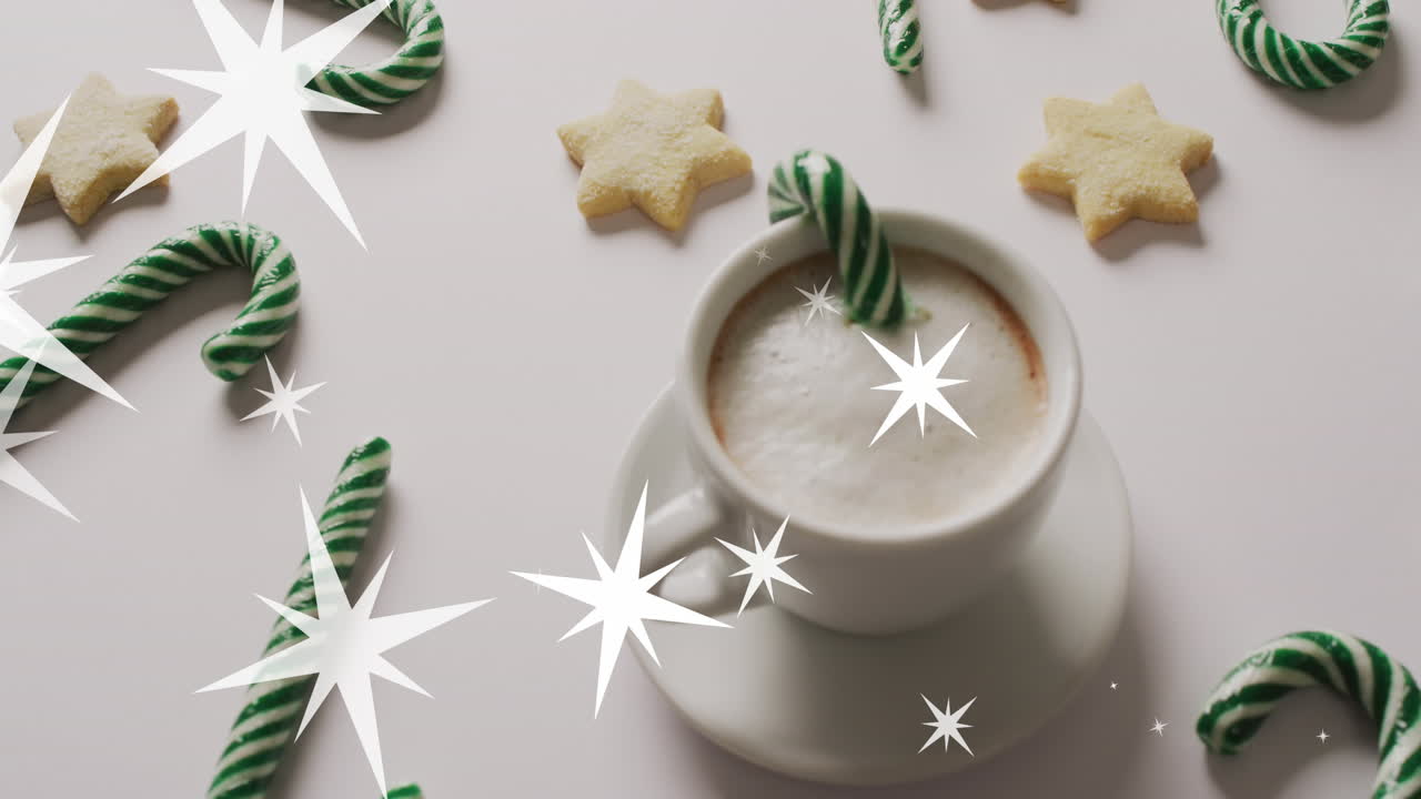 크리스마스 음료 와 장식물 위 에 내리는 눈 의 애니메이션