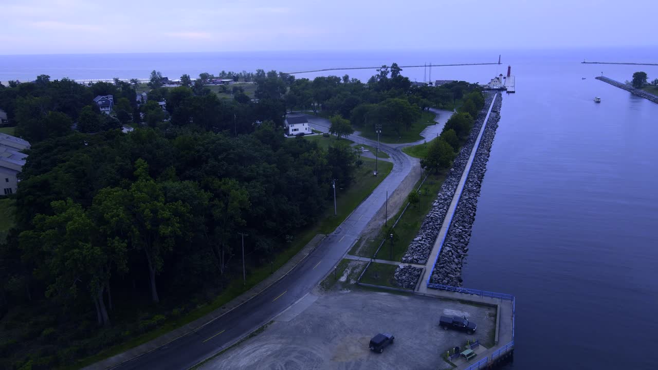 늦은 아침 자갈 주차장을 떠나는 지프