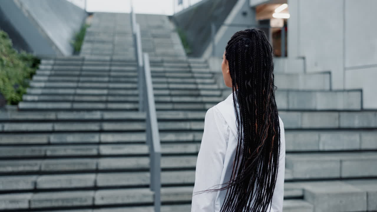 도시에서 여성과 함께 체력, 사고 및 건강