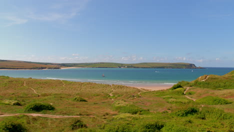 vista aérea de la playa de rocas y las dunas de arena en el norte de cornualles, reino unido