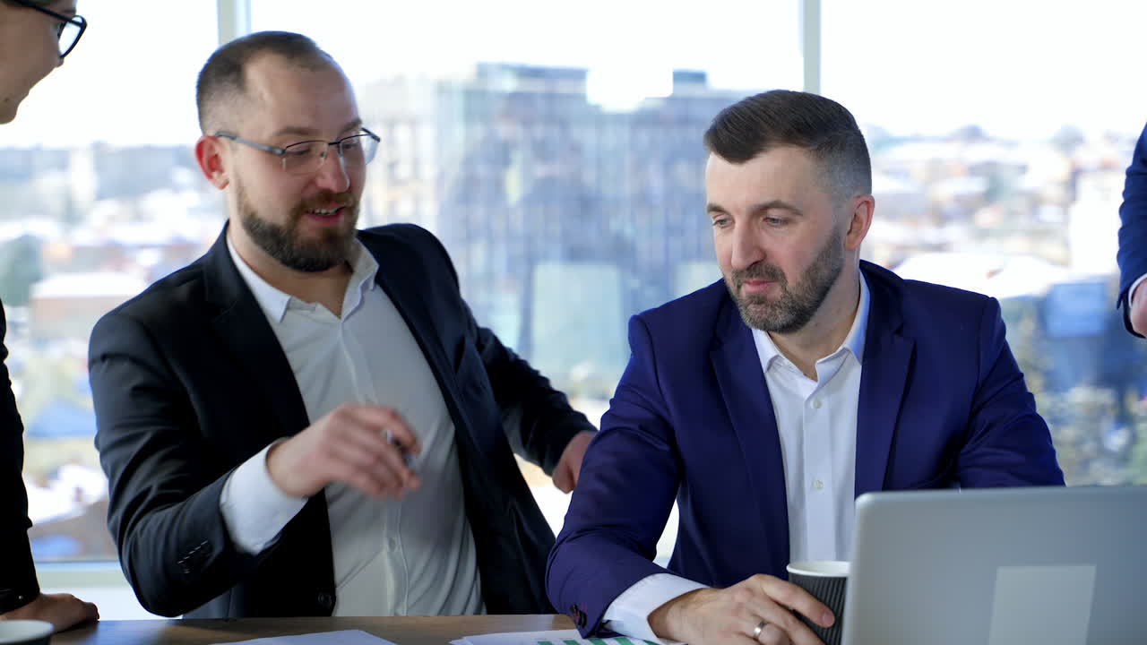 Uomo d'affari presenta un nuovo piano aziendale. Gruppo di persone a una riunione informale del team di lavoro.