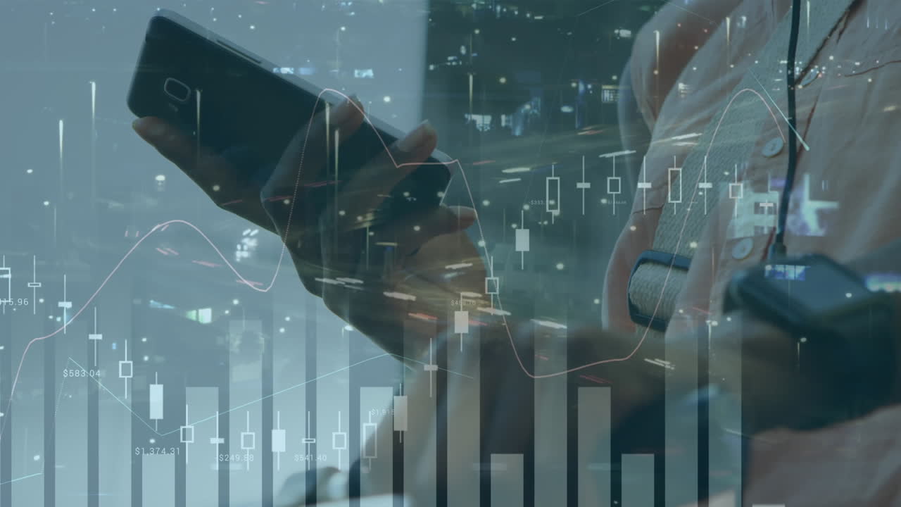 animación del procesamiento de datos financieros sobre una mujer afroamericana que usa un teléfono inteligente