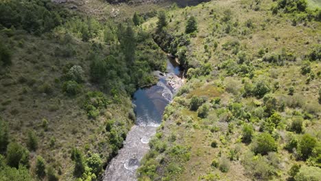 Río-En-Cascada-Sobre-Un-Valle,-Vista-Aérea