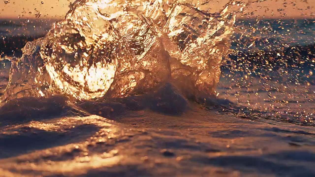 Nærbillede af havbølger i den gyldne time, der reflekterer sollys ved solnedgang