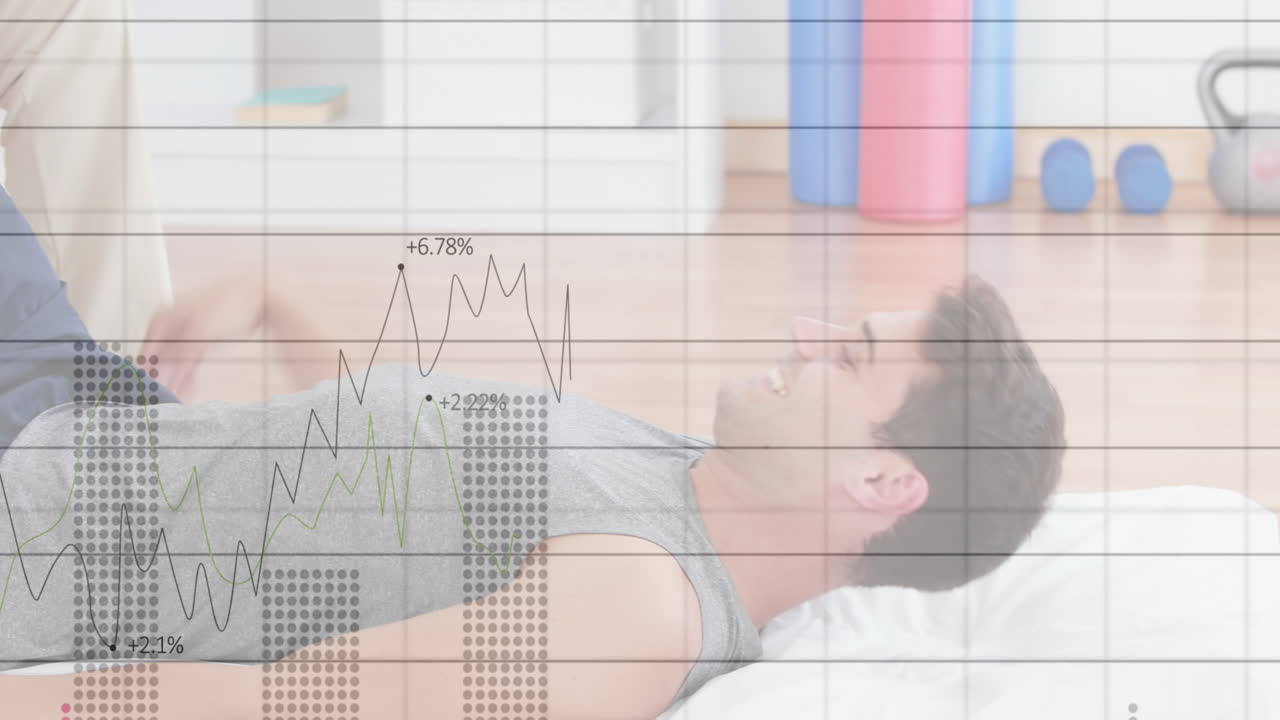 그래프와 숫자의 애니메이션, 백인 남자가 엄지손가락을 올리고 물리치료사가 다리를 펴고 있습니다.