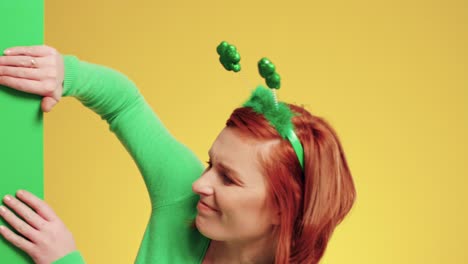 Mujer-Sonriente-Con-Pancarta-Verde-En-Foto-De-Estudio