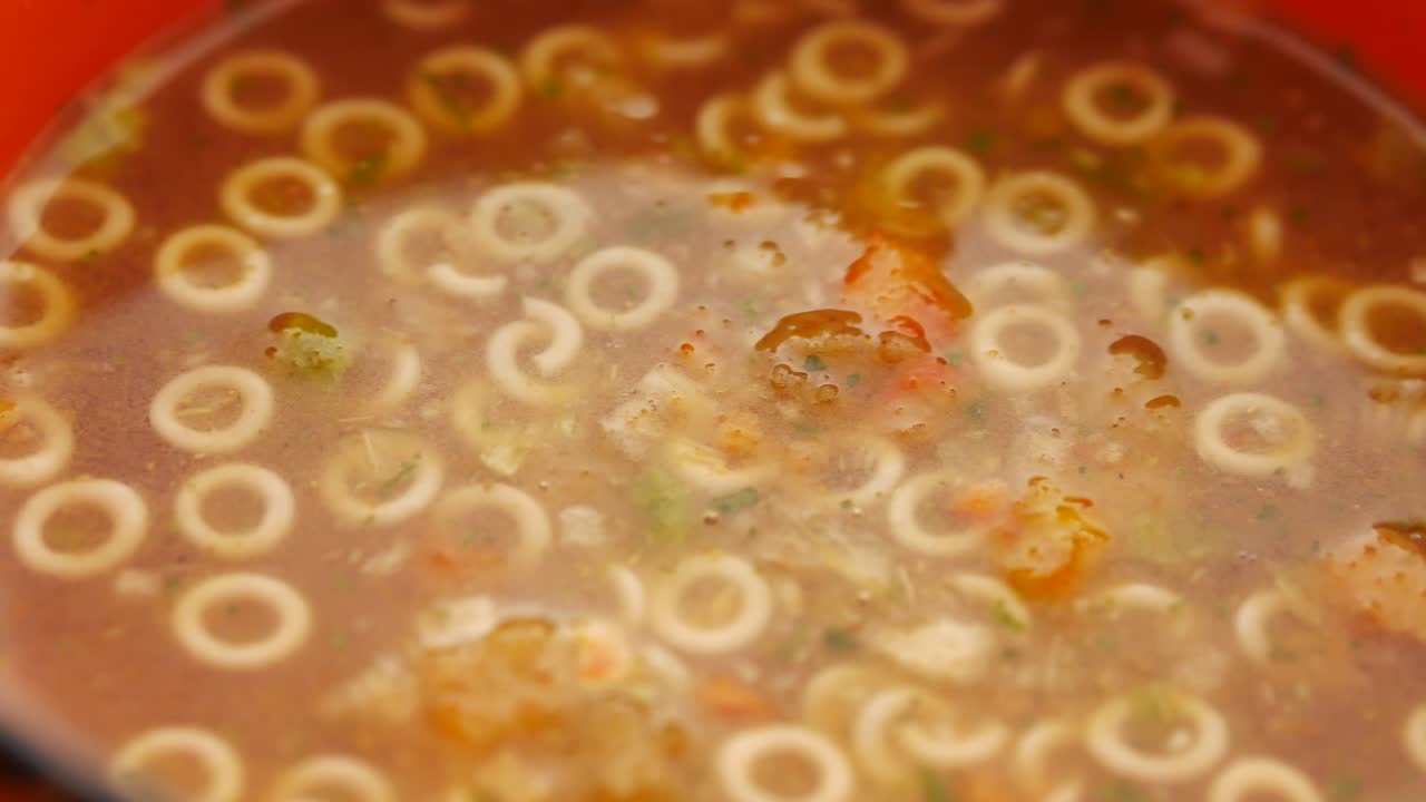 sopa de anillo de pasta en un cuenco