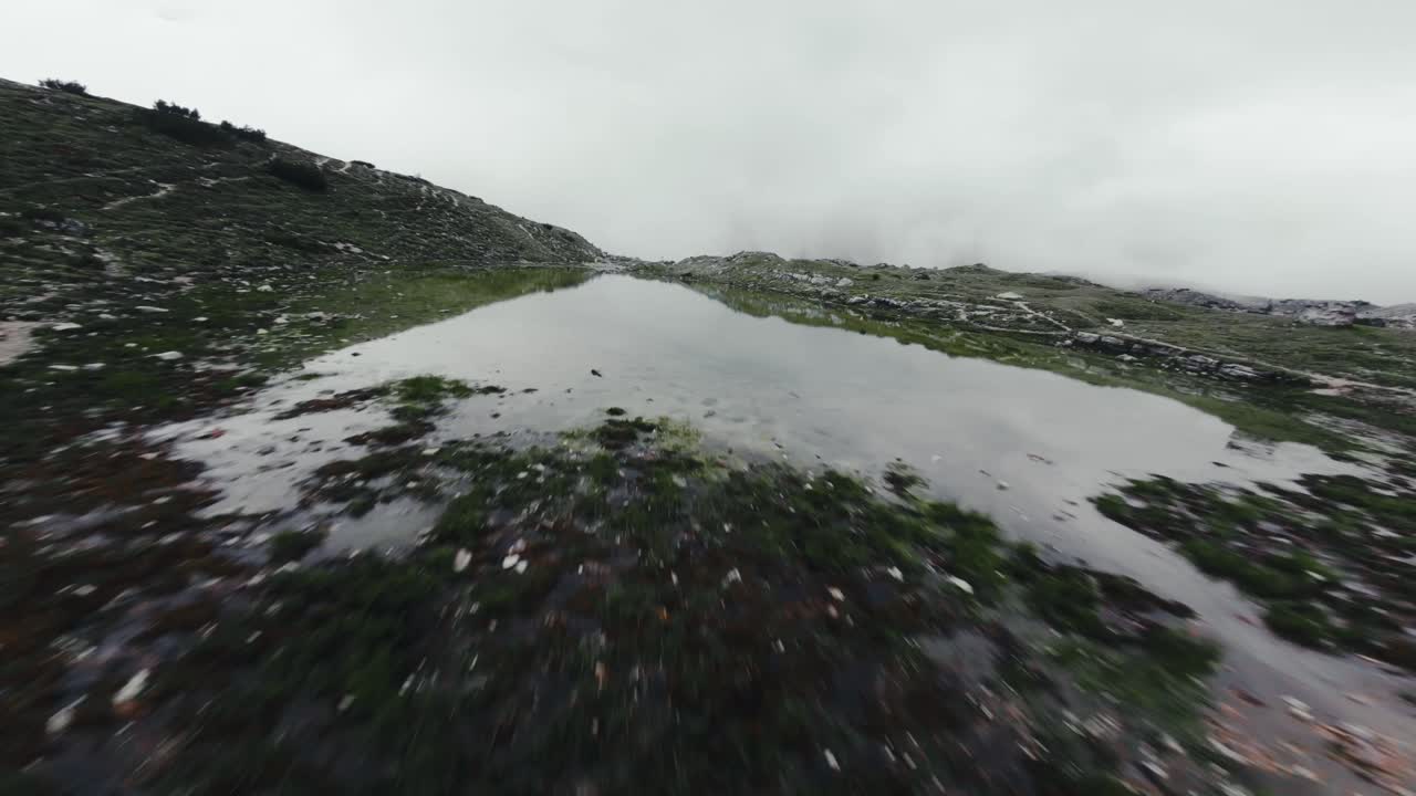 놀라운 이탈리아 백운석의 드론 클립, dji 아바타에서 촬영한 시네마틱 fpv 드론