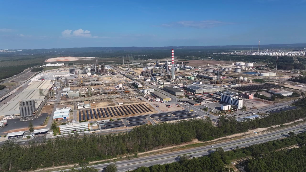 An aerial view of a vast oil refinery complex showcases the intricate process of crude oil processing. This facility plays a pivotal role in fuel production and supports the global energy market.