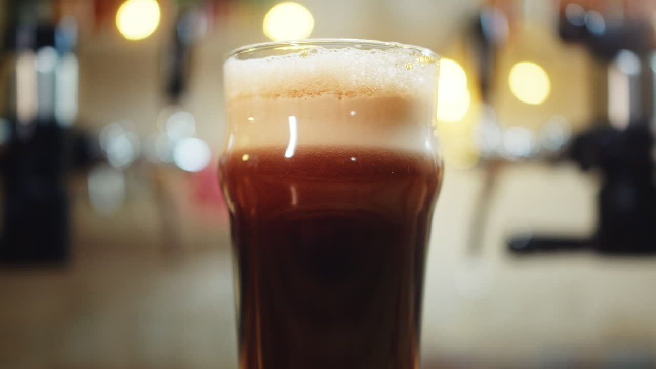 Barda Kremalı Köpüklü Koyu Bira Bardağı