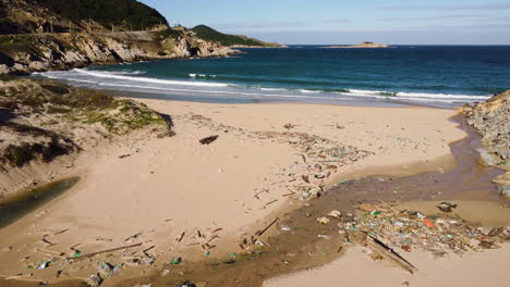 el lecho seco del río revela mucha basura en la desembocadura del río en la costa de vietnam