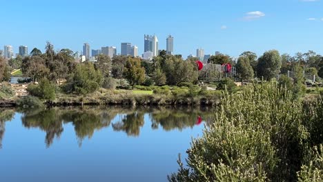 Vista-Del-Horizonte-De-La-Ciudad-De-Perth-A-Través-De-Un-Lago-En-Burswood