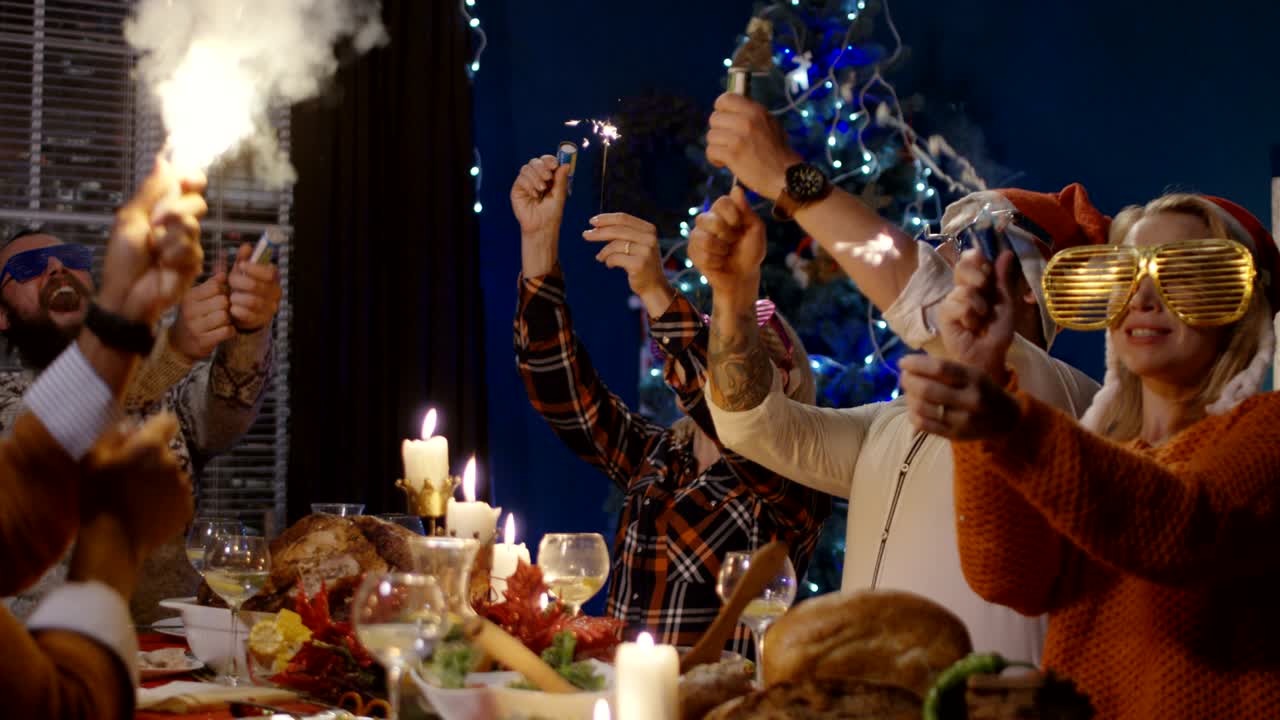 amigos celebrando navidad teniendo una fiesta en casa