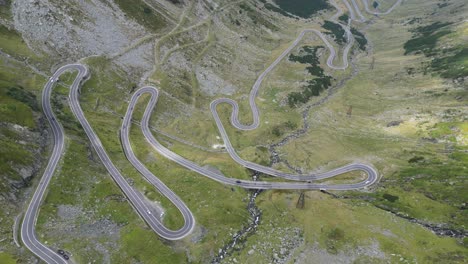 carretera de montaña transfagarasan en los cárpatos, rumania, europa - 4k aéreo