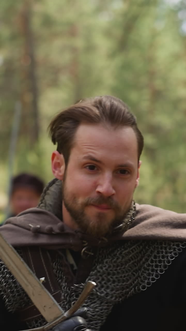 caballeros y guerreros atacan con espadas, armas históricas, tolkienistas