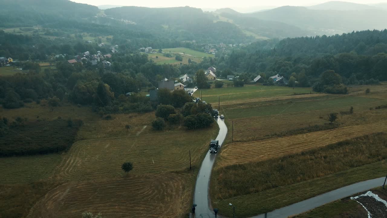 toma aérea del convoy de camiones negros pesados.