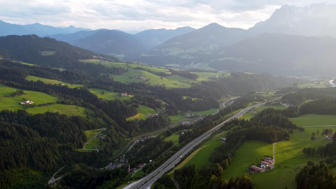 vuelo lento del avión no tripulado sobre el paisaje idílico en las montañas tiroleñas de austria
