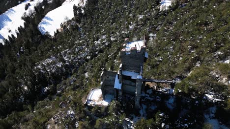 Una-Antigua-Ruina-De-Un-Castillo-Sobre-Una-Roca-En-Las-Montañas-En-Invierno