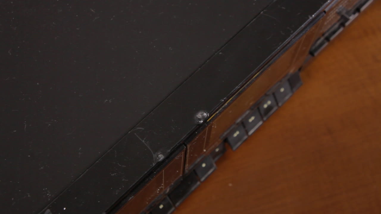 ⁇ 에 노란색 카세트 테이프를  ⁇ 입하고, 플레이를 누르고, 제거합니다.