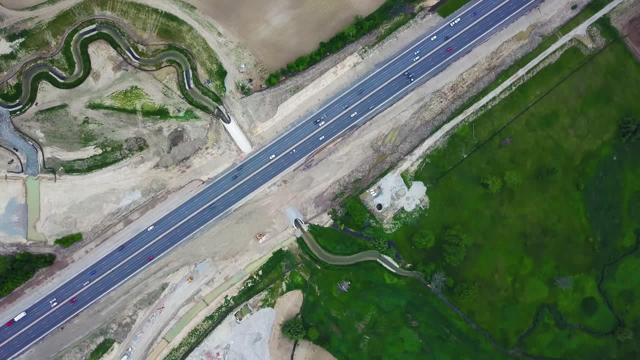 시골의 큰 고속도로 위로 높이 날아다니는 드론