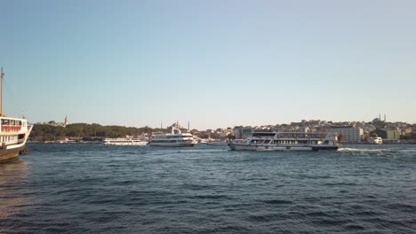 Durante-El-Día,-Cinemática-En-Cámara-Lenta,-La-Vista-Panorámica-Desde-El-Eminonu-De-Estambul,-Que-Muestra-El-Cuerno-Dorado-Y-El-Icónico-Telón-De-Fondo-De-Santa-Sofía.