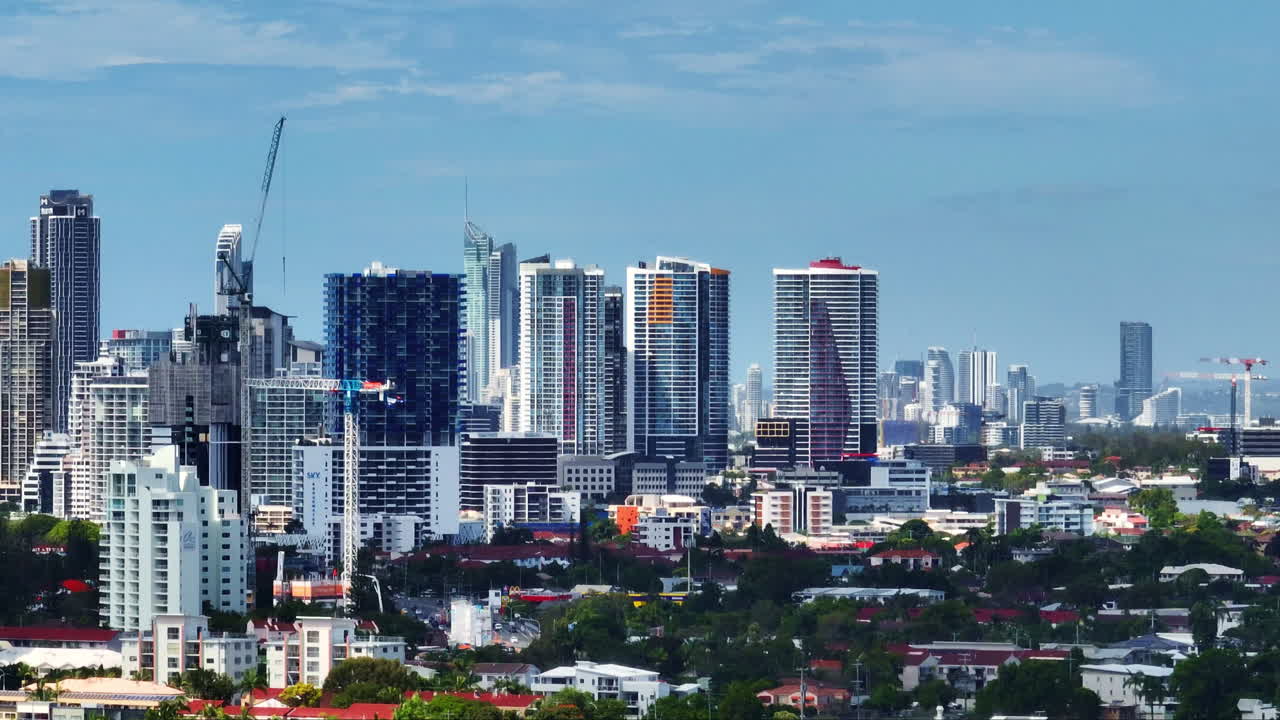 인기 있는 관광지 골드 코스트 드론 스카이라인 플라이오버 빌딩, 오스트레일리아, 4k 텔레포토 파랄랙스
