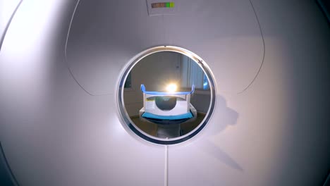 equipo hospitalario moderno. ct, escáner de resonancia magnética, tomógrafo en una cción.