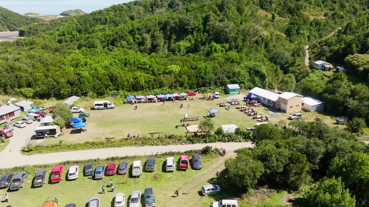 Veículos reunidos em um festival folclórico tradicional em Chiloé por motivo de uma minga