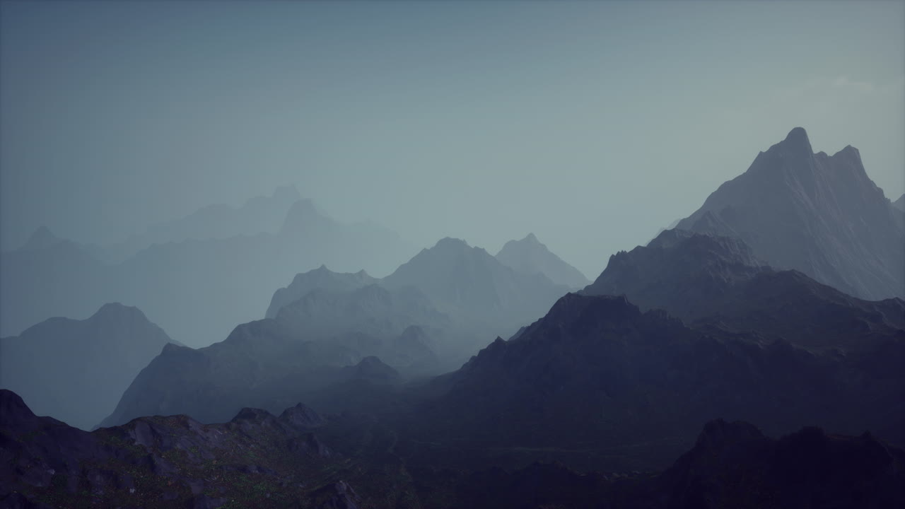 안개로 뒤인 안개가 인 산악 풍경