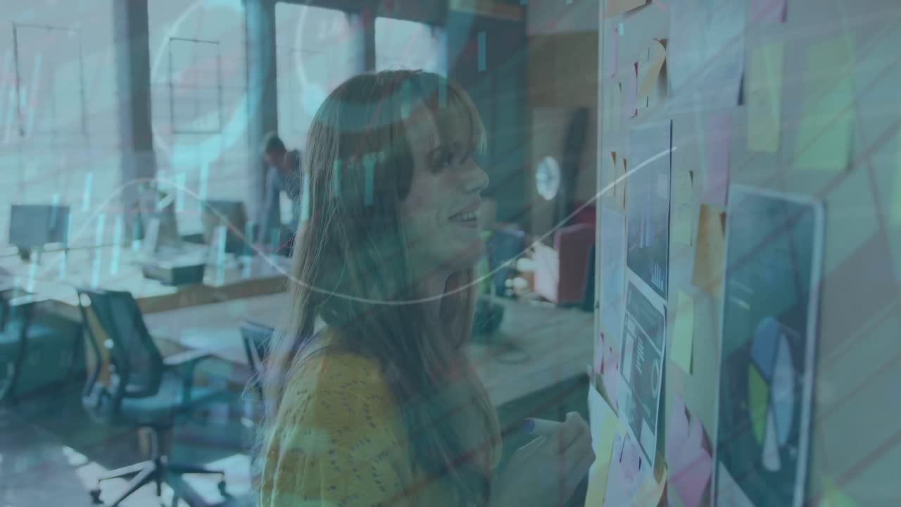 animación del procesamiento de datos sobre los empresarios caucásicos que trabajan en la oficina