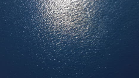 Filmische-Luftaufnahmen-Der-Meeresoberfläche-In-Leuchtendem-Blau-Mit-Der-Darin-Reflektierten-Sonne-In-Palawan,-Philippinen,-Asien,-Drohne
