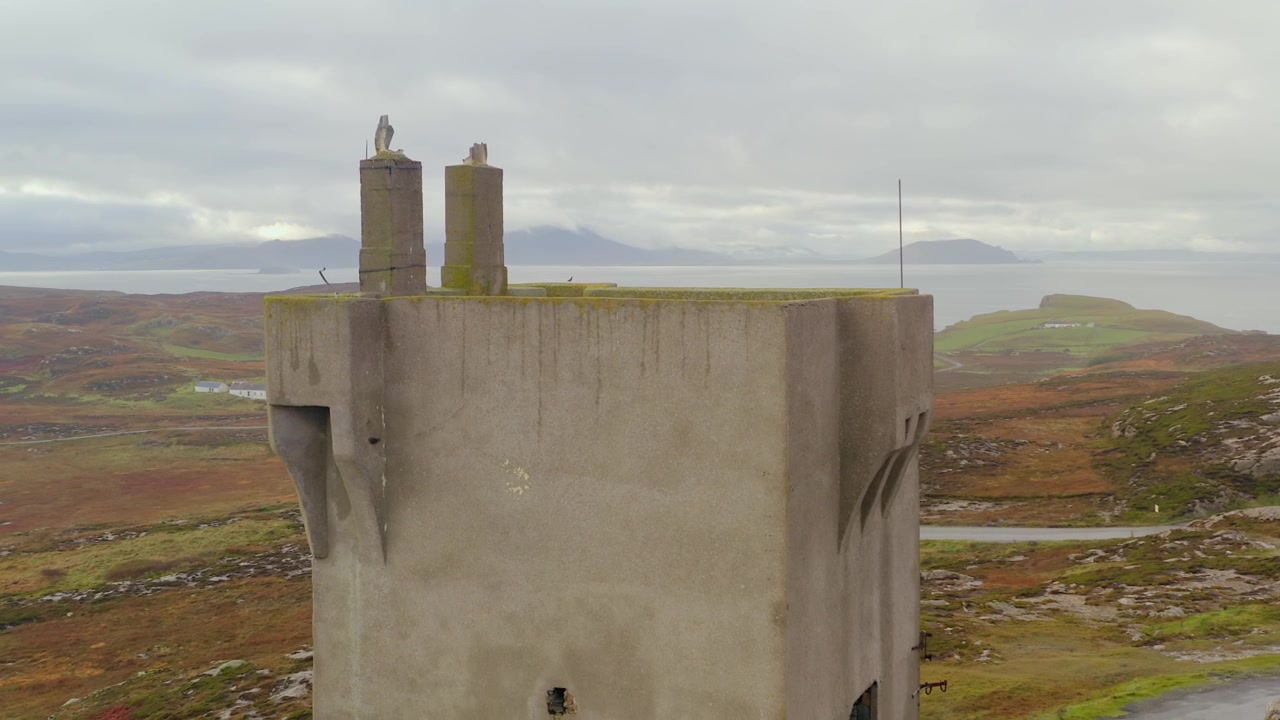 Droneopptak fra luften av Malin Signal Tower