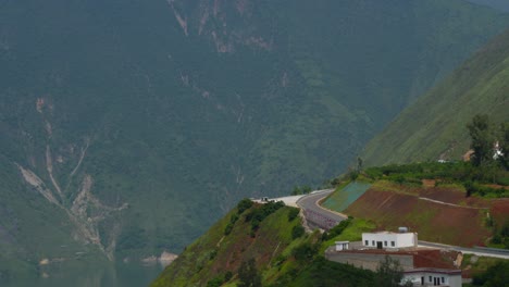 Imágenes-De-Drones-Del-Paisaje-Del-Pueblo-Rural-De-La-Montaña-China-De-Yunnan