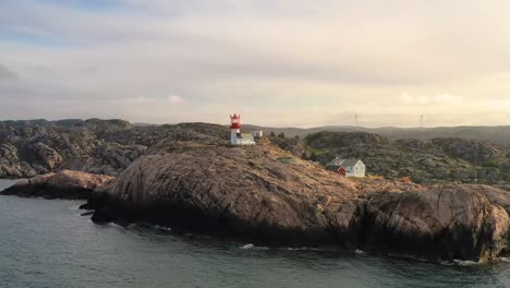 faro costero. el faro de lindesnes es un faro costero en el extremo sur de noruega.