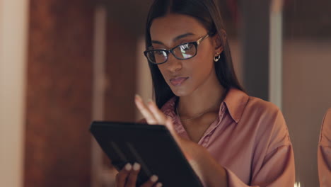 tableta, trabajando y mujer empleada de la india