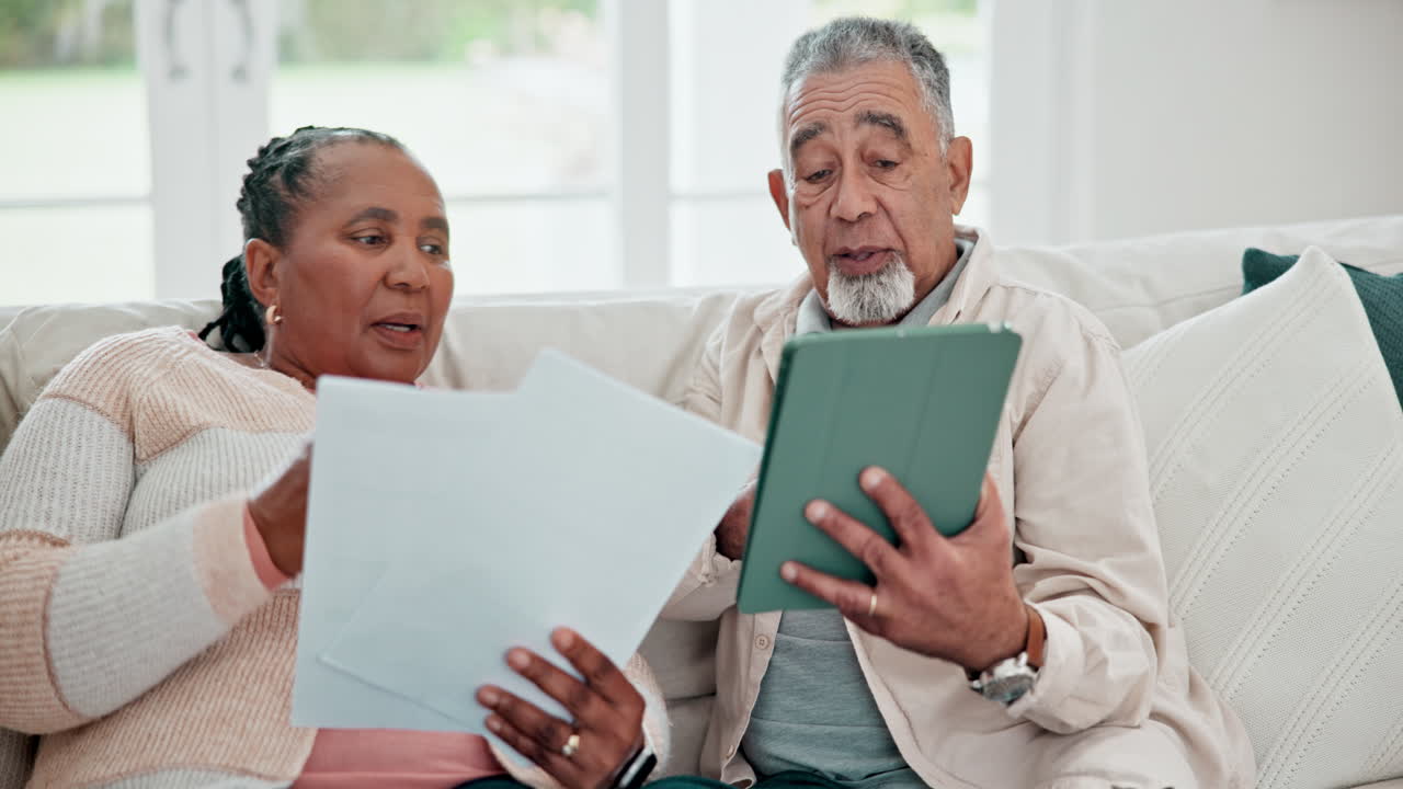 pareja de mayores, documentos y en línea con el hogar