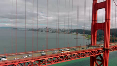 suivre le trafic du côté du pont du golden gate