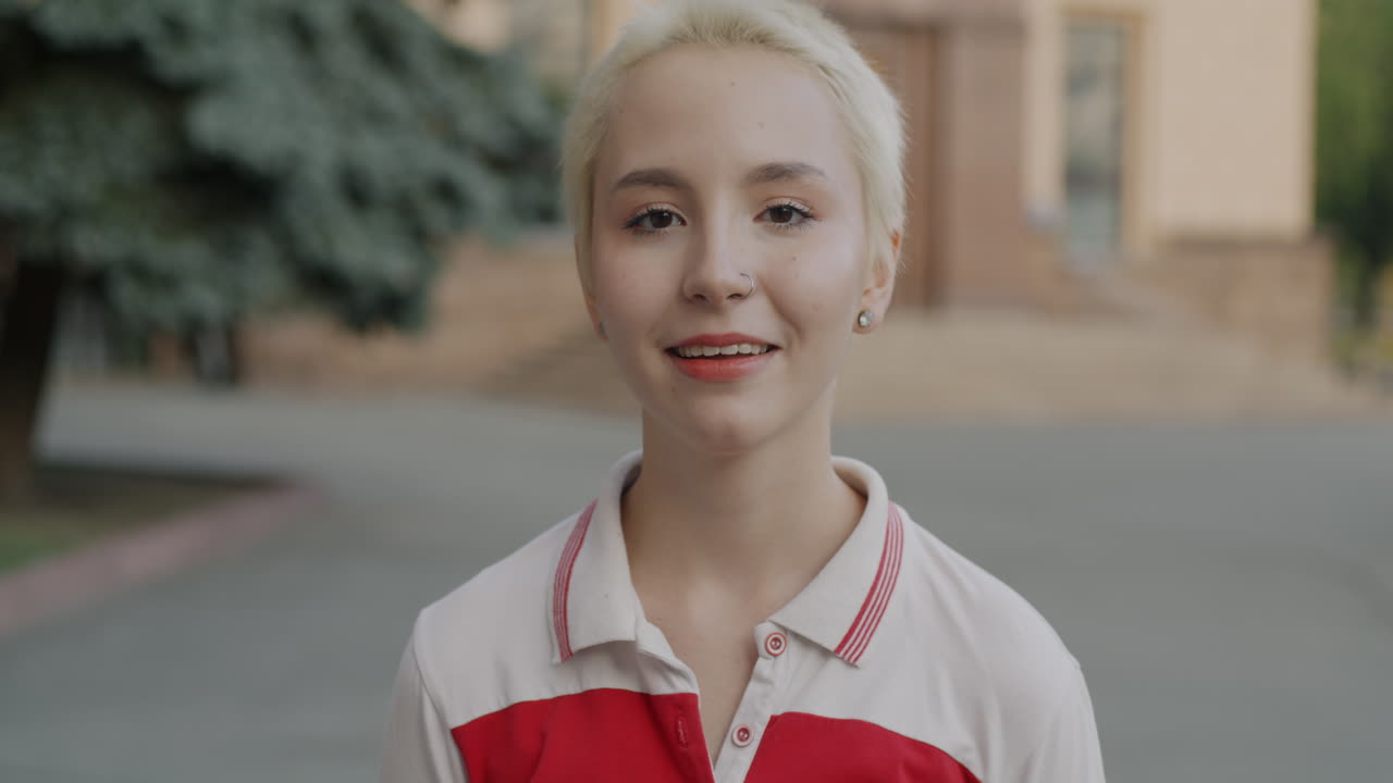 mujer joven sonriendo al aire libre