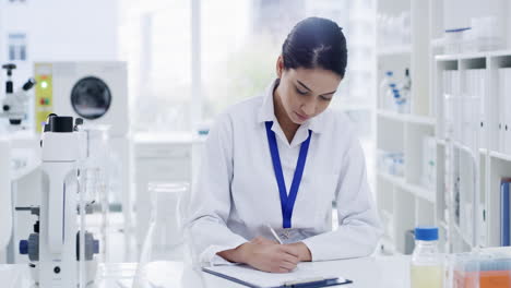 la vida ocurre en un laboratorio.