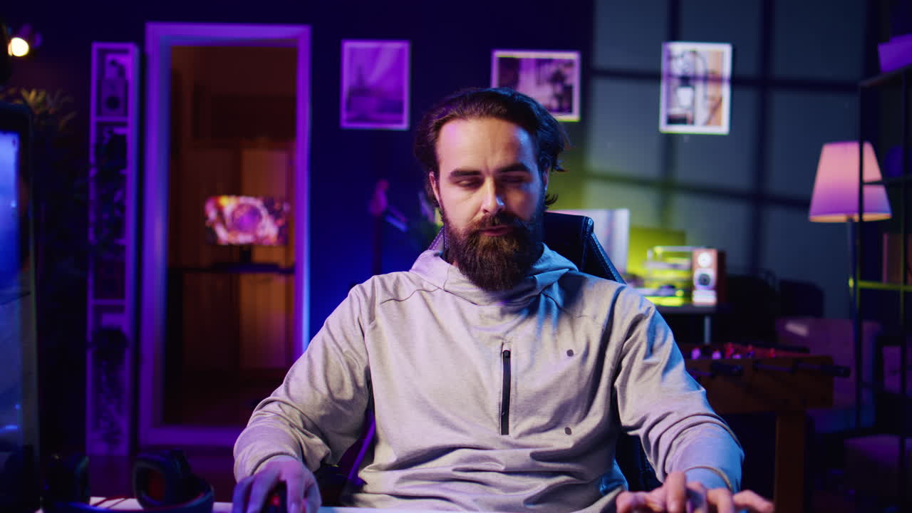 최첨단 게임 설정을 사용하여 온라인 경쟁적 멀티 플레이어 매치에 참여하는 전문 게이머