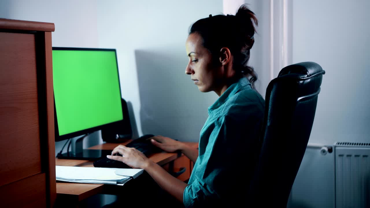 mujer que trabaja en casa