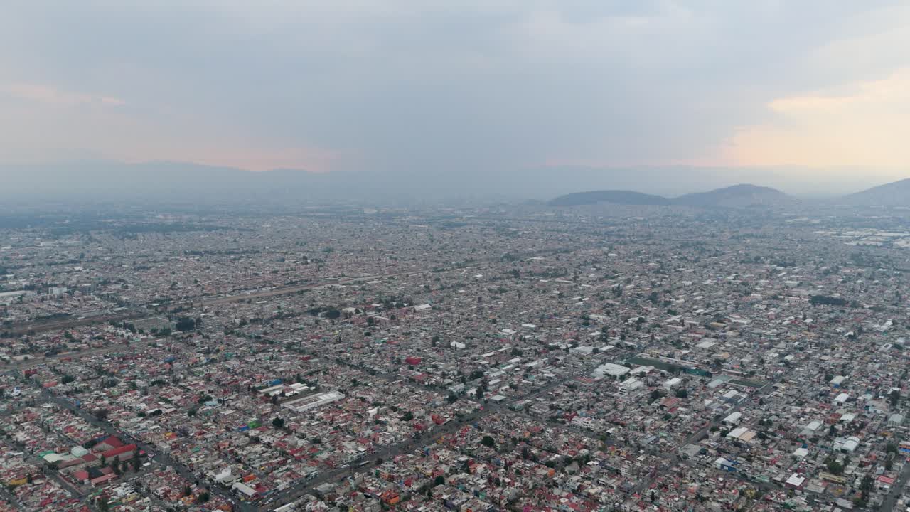 Drone film of a rainy afternoon in northern CDMX
