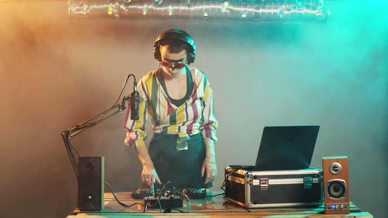 dj intérprete creando música techno en los botones de control