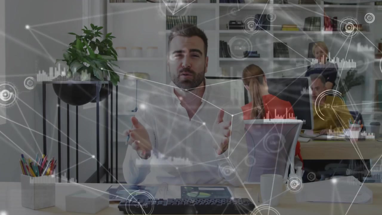 Hombre tocando la tableta, hablando a la cámara en un entorno tecnológico, con un HUD superpuesto mostrando datos, equipo trabajando.