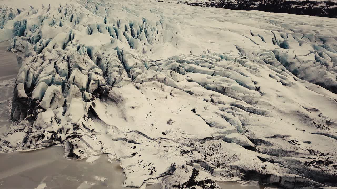lengua glaciar en islandia filmada por drones con diferentes movimientos cinematográficos, mostrando un concepto turbio y dramático en condiciones invernales