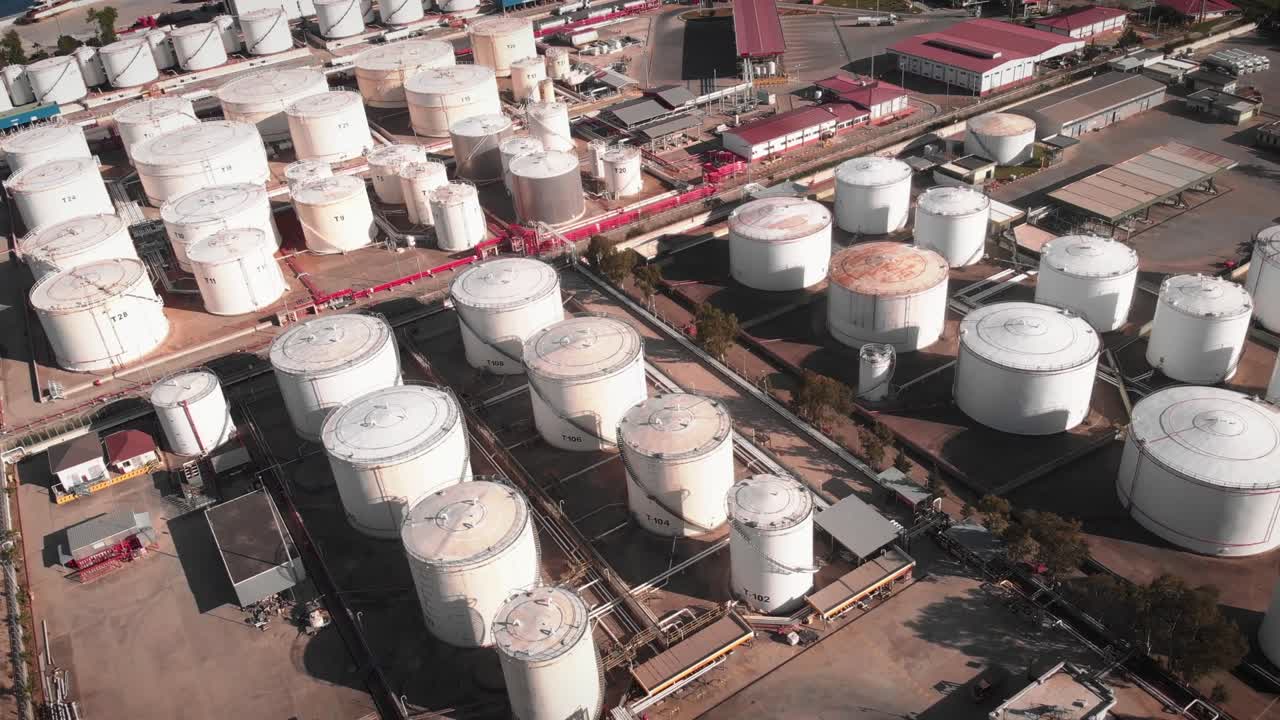 석유 정유소 또는 발전소에서 거대한 저장 크, 산업 제조 단지에서 큰 색 가스 및 석유 크; 정유 공장에서 거대한 색 기체 크의 줄, 생산 개념.