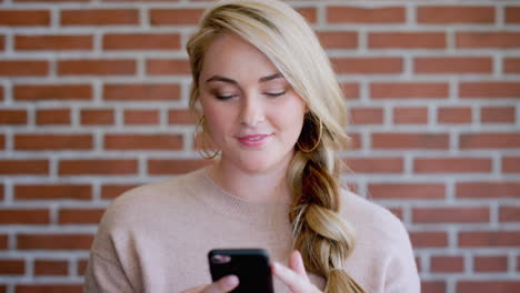 Cara,-Pared-De-Ladrillo-Y-Teléfono-Selfie-De-Mujer